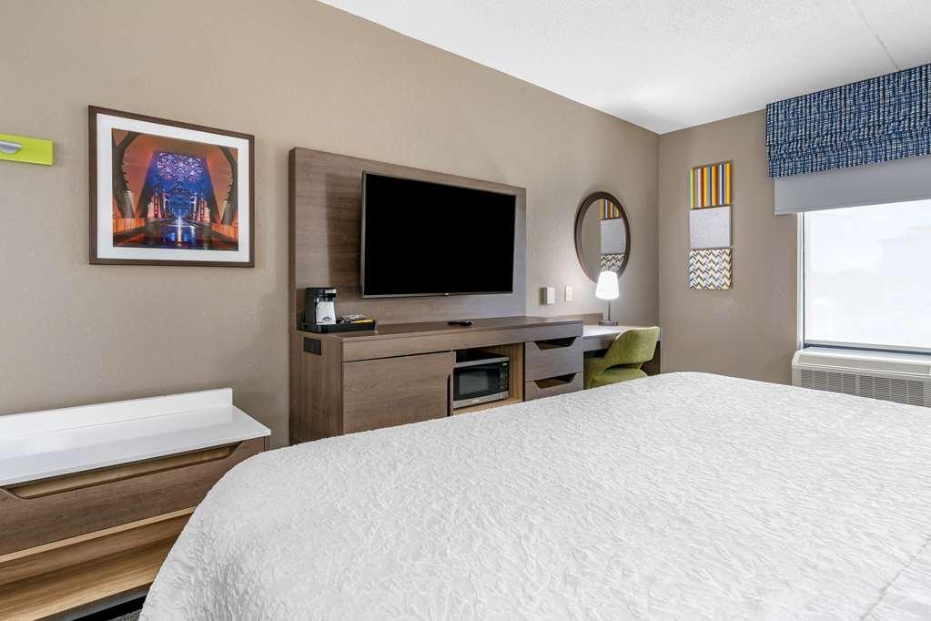 Hampton Inn & Suites Louisville East Room photo